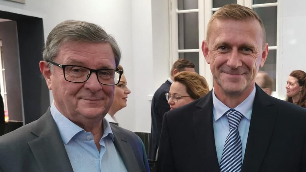 Die Ehrung der „Magdeburger des Jahres“ ist für Lutz Trümper, hier mit dem stellvertretenden Redaktionsleiter der Volksstimme-Lokalredaktion, Ivar Lüthe, mehr als ein Pflichttermin.