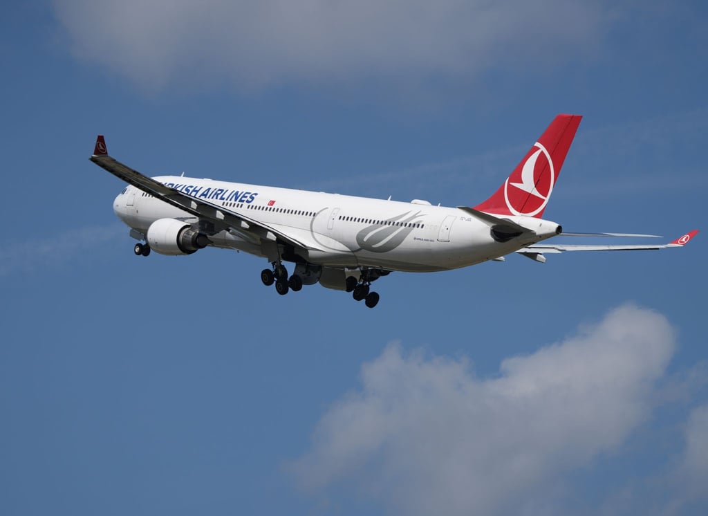 Eine Maschine von Turkish Airlines musste in Barcelona wegen einer "Gefahr an Bord" notlanden. (Archiv-Bild)