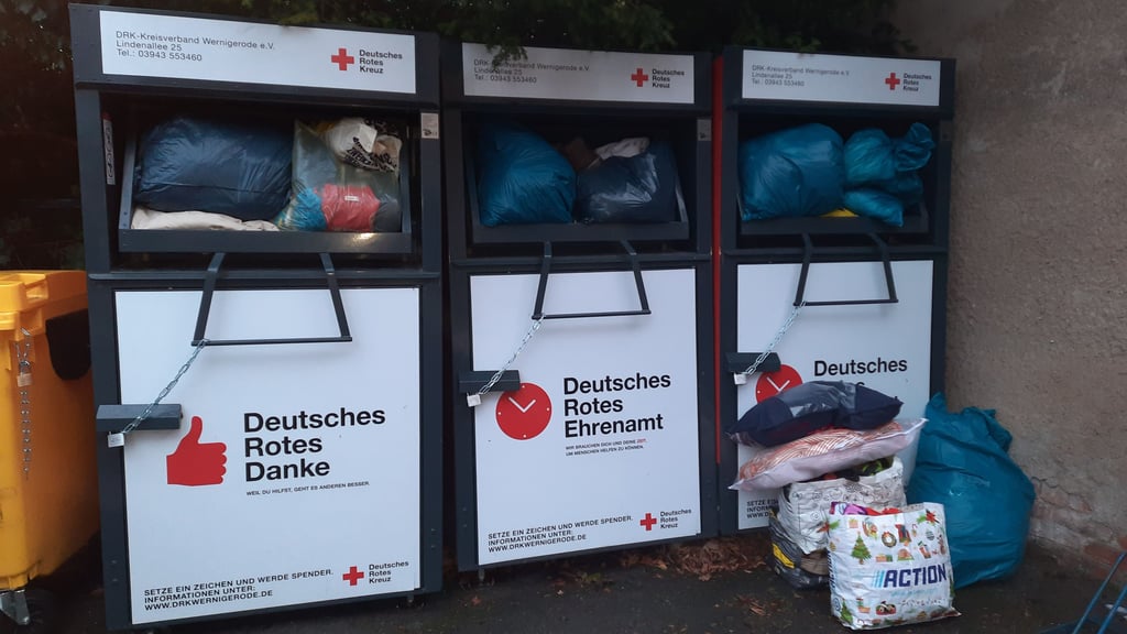 Nur gut einen Tag nach ihrer Schließung sind die Altkleider-Container beim DRK Wenrigerode schon vollgestopft und zugemüllt.