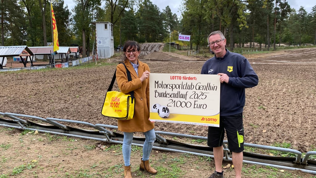 Melanie Mätzel überreichte die Lotto-Toto-Spende über 21.000 Euro an Maurice Mein vom MC Genthin an der Strecke in Ferchland.