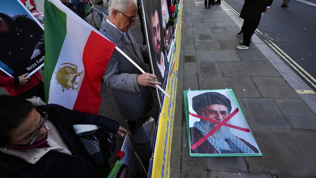 Auch in London protestieren Menschen gegen die Führung der Islamischen Republik.