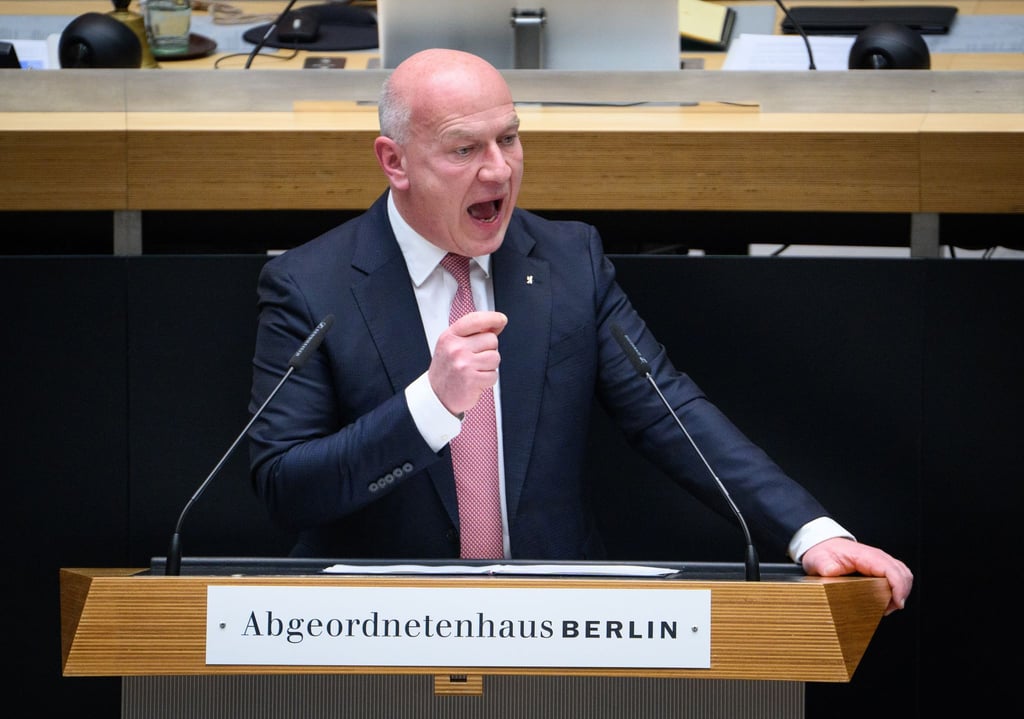 Berlins Regierender Bürgermeister Kai Wegner (CDU) ging im Parlament nur kurz auf sein umstrittenes Tennismatch während des Stromausfalls ein.