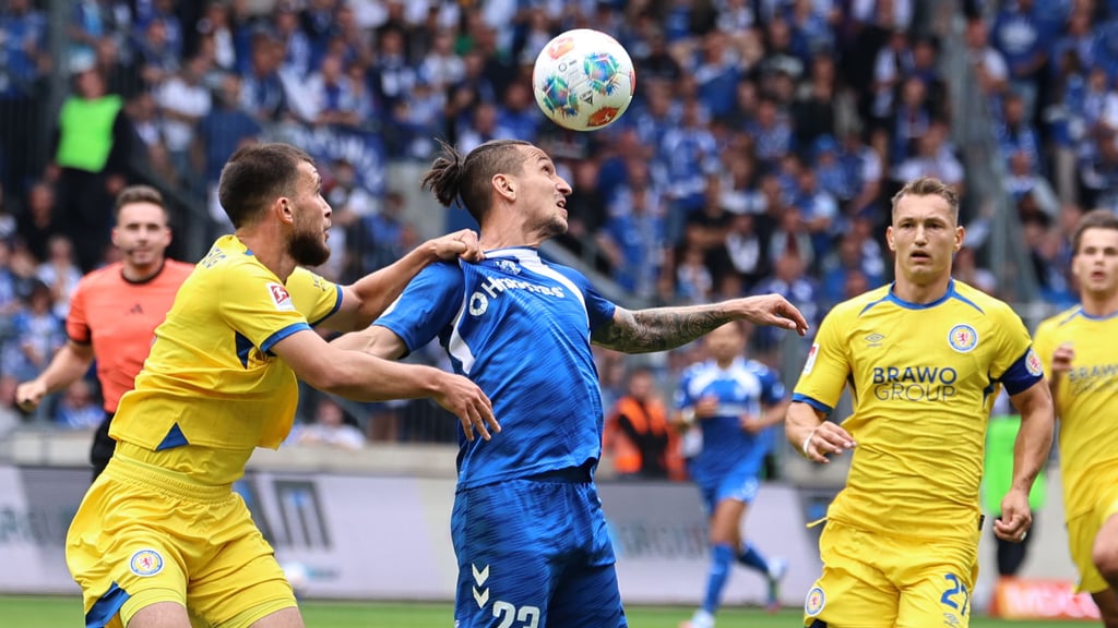 Baris Atik (Mitte) und der 1. FC Magdeburg möchten Sven Köhler (rechts) und Eintracht Braunschweig kein zweites Mal unnötig Punkte schenken.