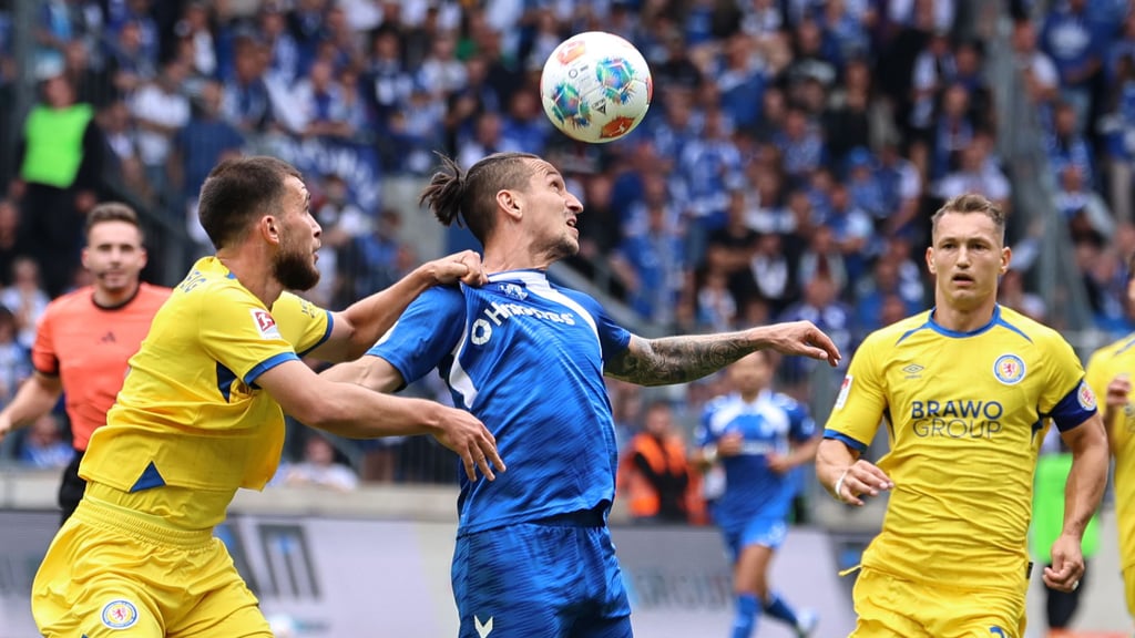 Baris Atik (Mitte) und der 1. FC Magdeburg möchten Sven Köhler (rechts) und Eintracht Braunschweig kein zweites Mal unnötig Punkte schenken.