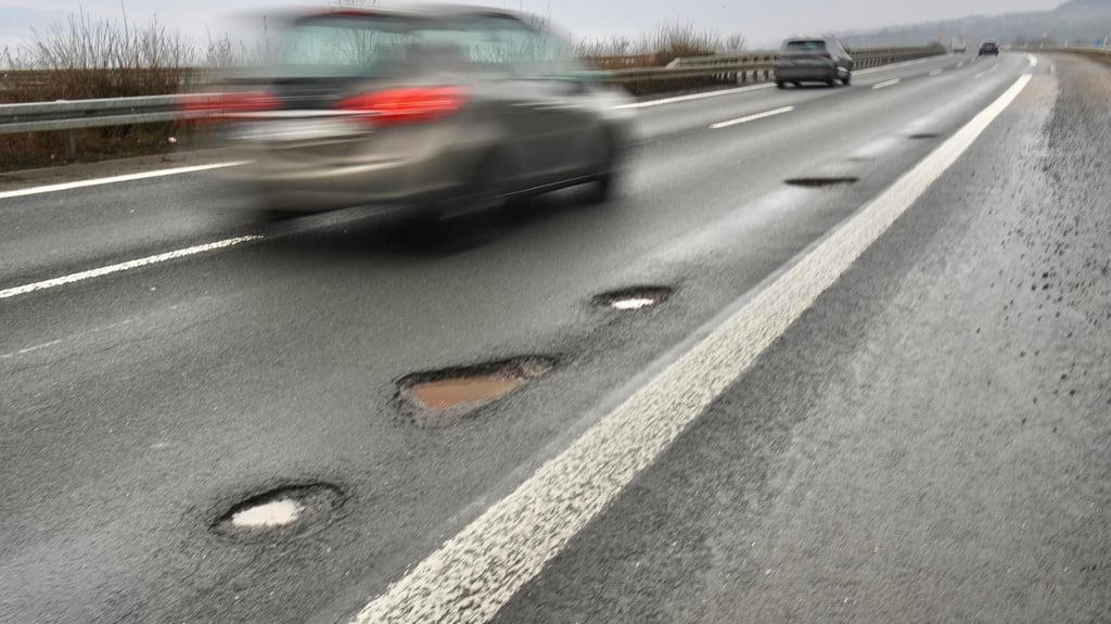 Loch an Loch: Auf der A 38 zwischen Sangerhausen und Berga gibt es wieder massive Straßenschäden.
