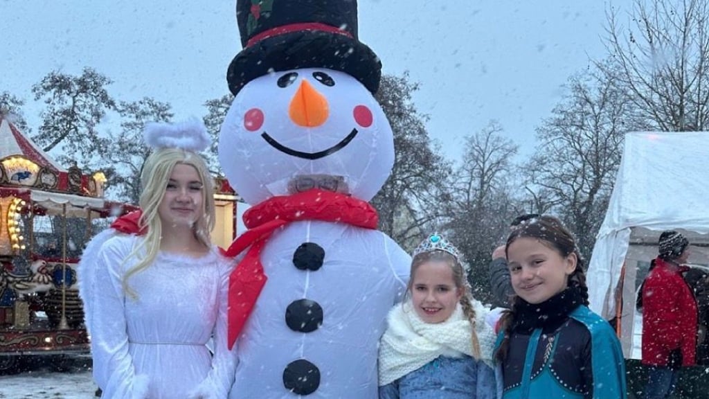 Der Schneemann und seine Engelchen verteilten Süßigkeiten beim Wintermarkt in Biederitz