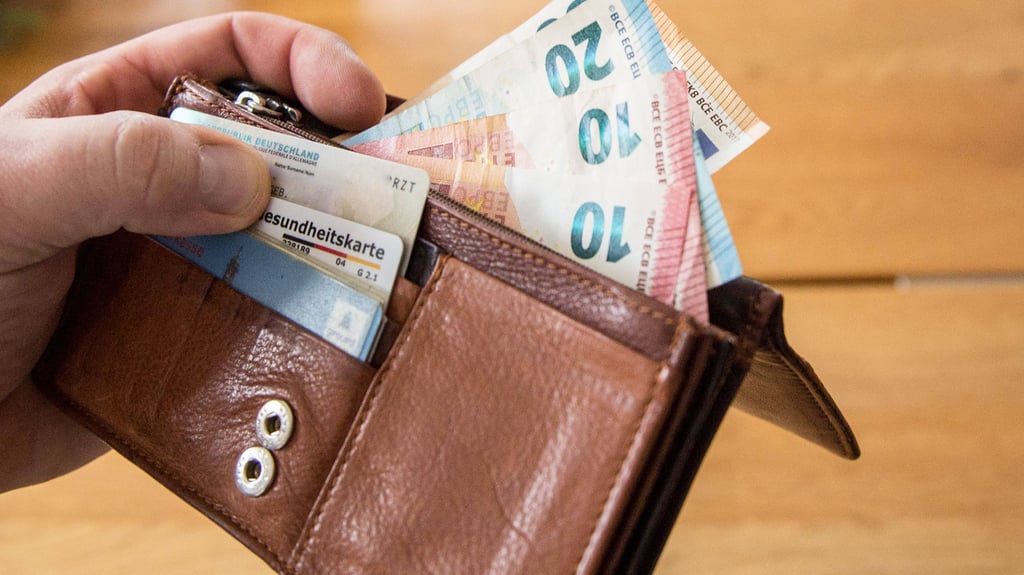 Die Frau erspäht eine Geldkarte im Portemonnaie des 87-Jährigen. 