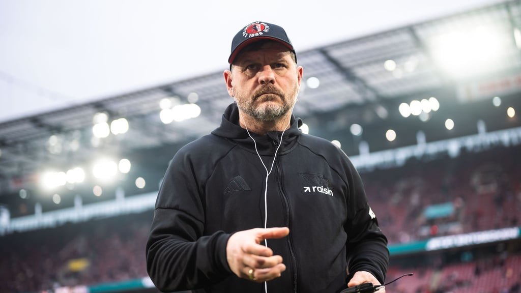 Union Berlins Trainer Steffen Baumgart bereitet sein Team auf das Spiel in Augsburg vor. (Archivbild)