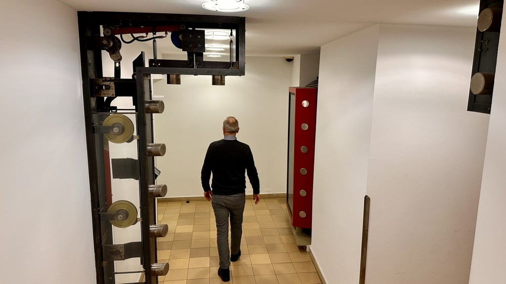 Auf den Weg in den Tresorraum der Saalesparkasse am Stammsitz in der Rathausstraße geht es an der alten Türanlage vorbei.