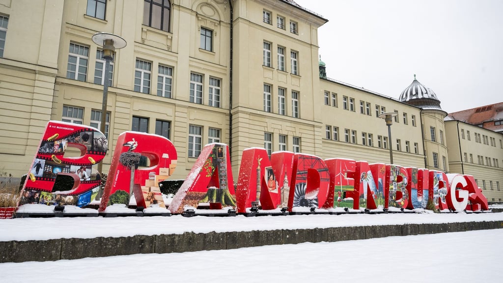 „Noch so'n 'Ding und wir lassen unsere Wölfe frei …“: Brandenburgs Staatskanzlei in Potsdam reagiert auf Söders Länder-Fusionspläne und Spott bei Instagram mit Humor.
