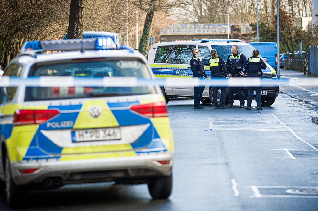 Nachdem ein 51 Jahre alter Mann in Langenhagen bei Hannover mit einem Schuss am Bein verletzt wurde, hat die Polizei Ermittlungen aufgenommen.