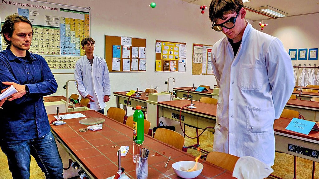 Auch am kommenden Samstag soll es im Paul-Gerhardt-Gymnasium in Gräfenhainichen wieder zahlreiche Experimente geben: In diesem Bild aus dem Vorjahr beobachtet  Cornelius Frenkel (re.) gemeinsam mit Chemielehrer Oliver Schulze die „Schlange der Kleopatra“. 