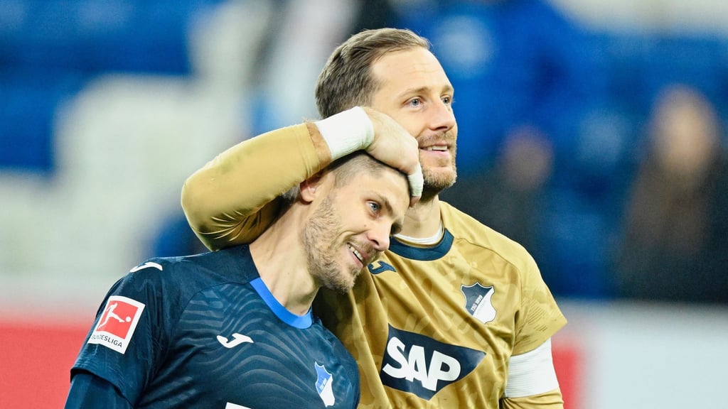 Dreifachtorschütze Andrej Kramaric wird von Nationaltorwart Oliver Baumann beglückwünscht.