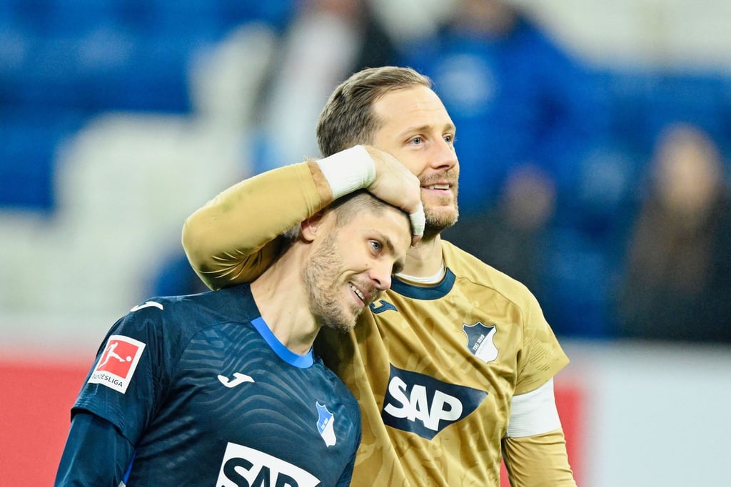 Dreifachtorschütze Andrej Kramaric wird von Nationaltorwart Oliver Baumann beglückwünscht.