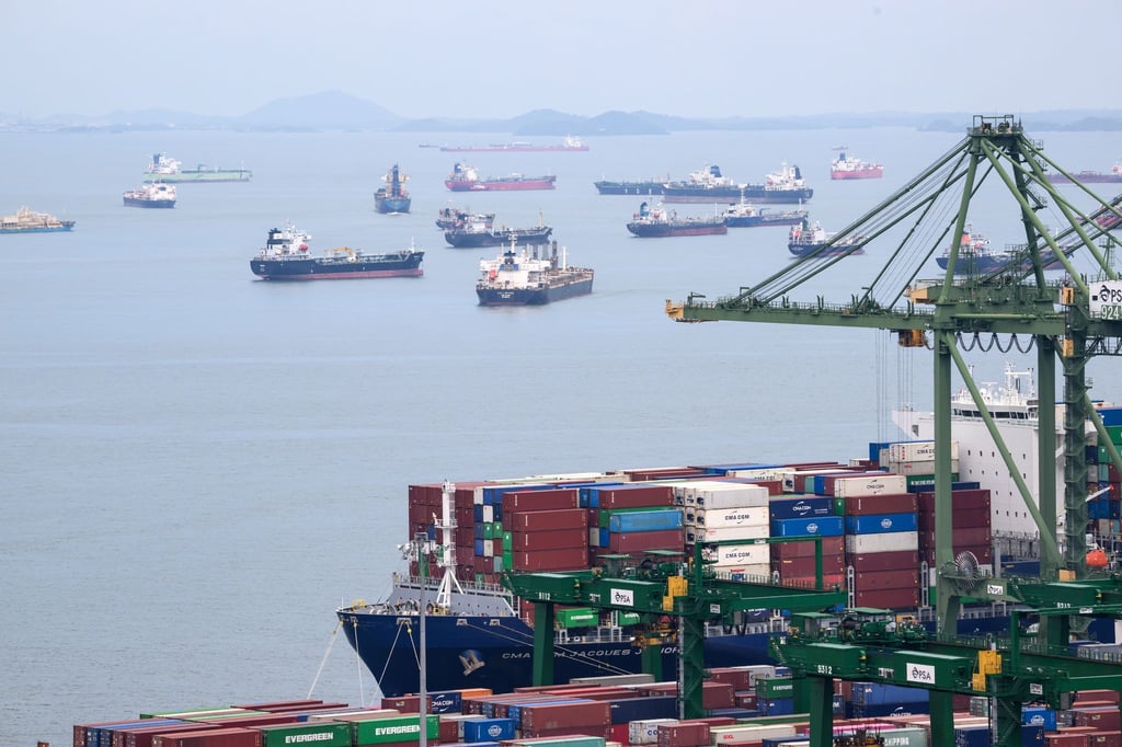Der Hafen Singapur, der zu den weltgrößten zählt, liegt an der Straße von Singapur.