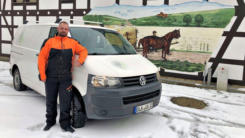 Hannes Brückner hat die Obschützer Garten- und Landschaftsbau-Firma von seinem Vater Udo Valentin übernommen.