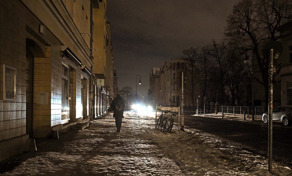 Stromausfall im Südwesten Berlins: Plötzlich gingen überall die Lichter aus. Nur die Fahrzeugbeleuchtung sorgte für Helligkeit. 