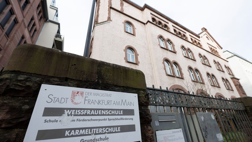 Die Schule liegt am Rande des Frankfurter Bahnhofsviertels.