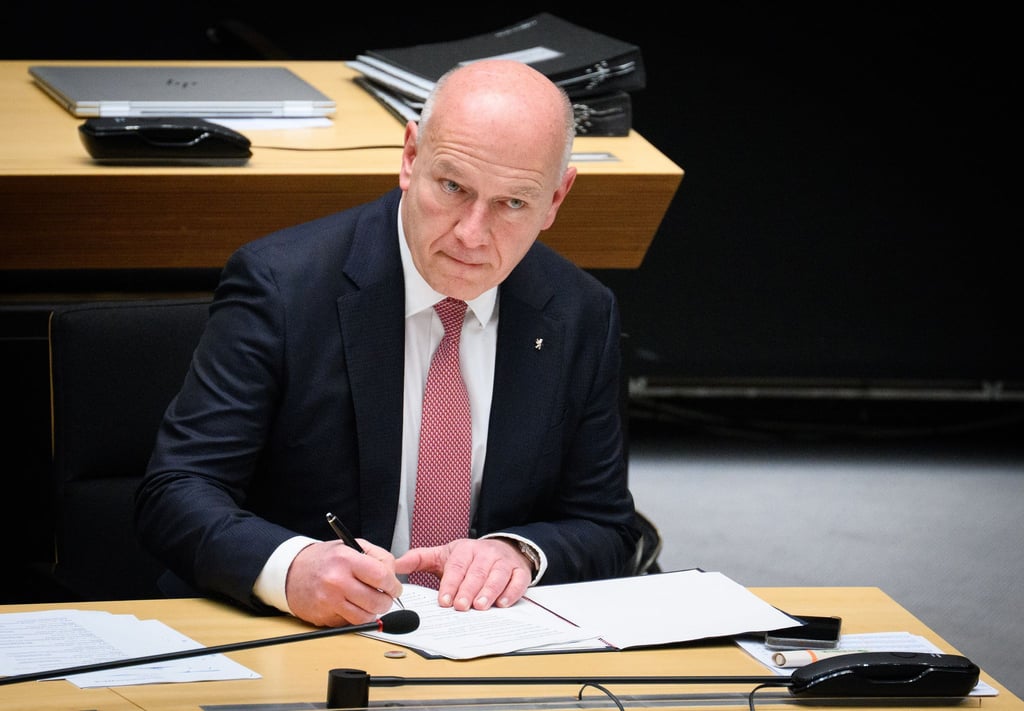Kai Wegner (CDU), Regierender Bürgermeister von Berlin, sitzt in der Plenarsitzung im Berliner Abgeordnetenhaus.
