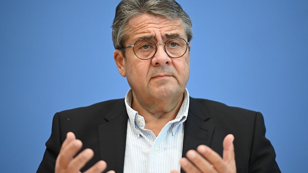 Der frühere Vizekanzler Sigmar Gabriel blickt mit Sorge auf die Entwicklung rund um Grönland. (Archivbild)