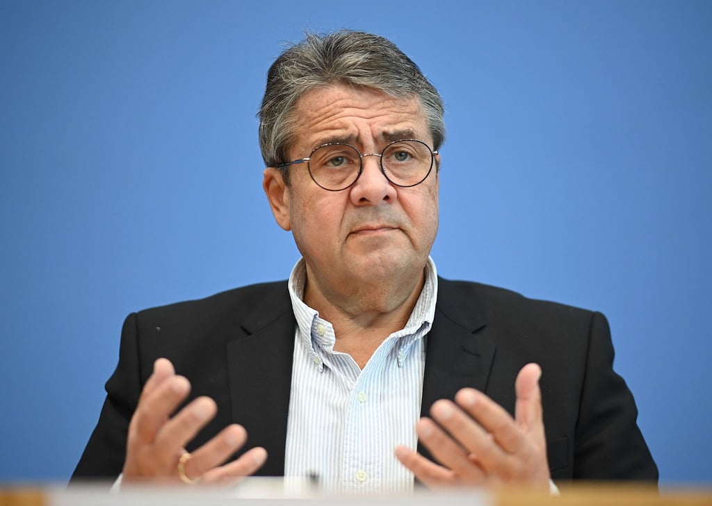 Der frühere Vizekanzler Sigmar Gabriel blickt mit Sorge auf die Entwicklung rund um Grönland. (Archivbild)