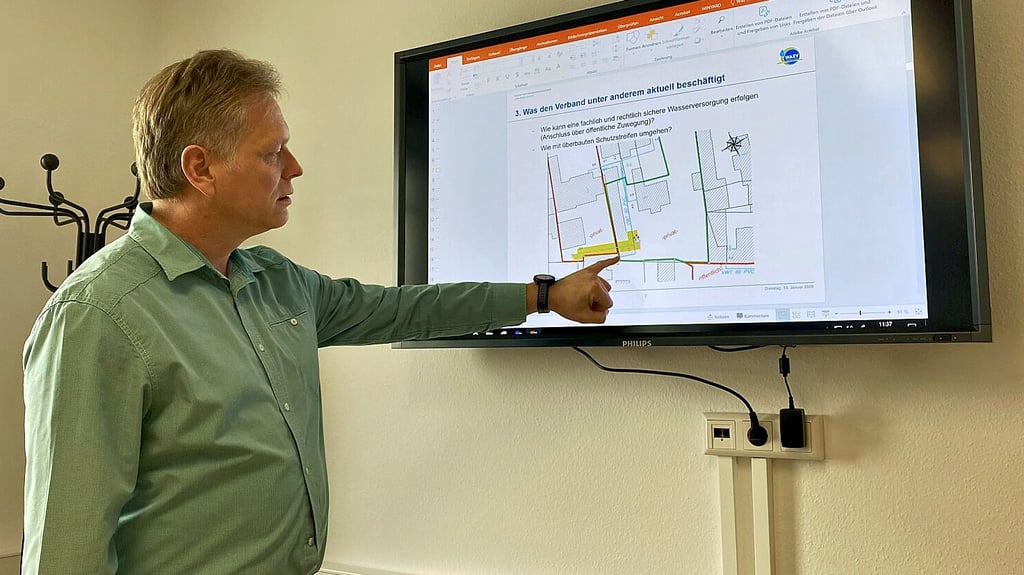 WAZV-Geschäftsführer Thomas Giffey erläutert der MZ in seinem Büro die wesentlichen Punkte seiner Informationen vom Vorabend in Linda.
