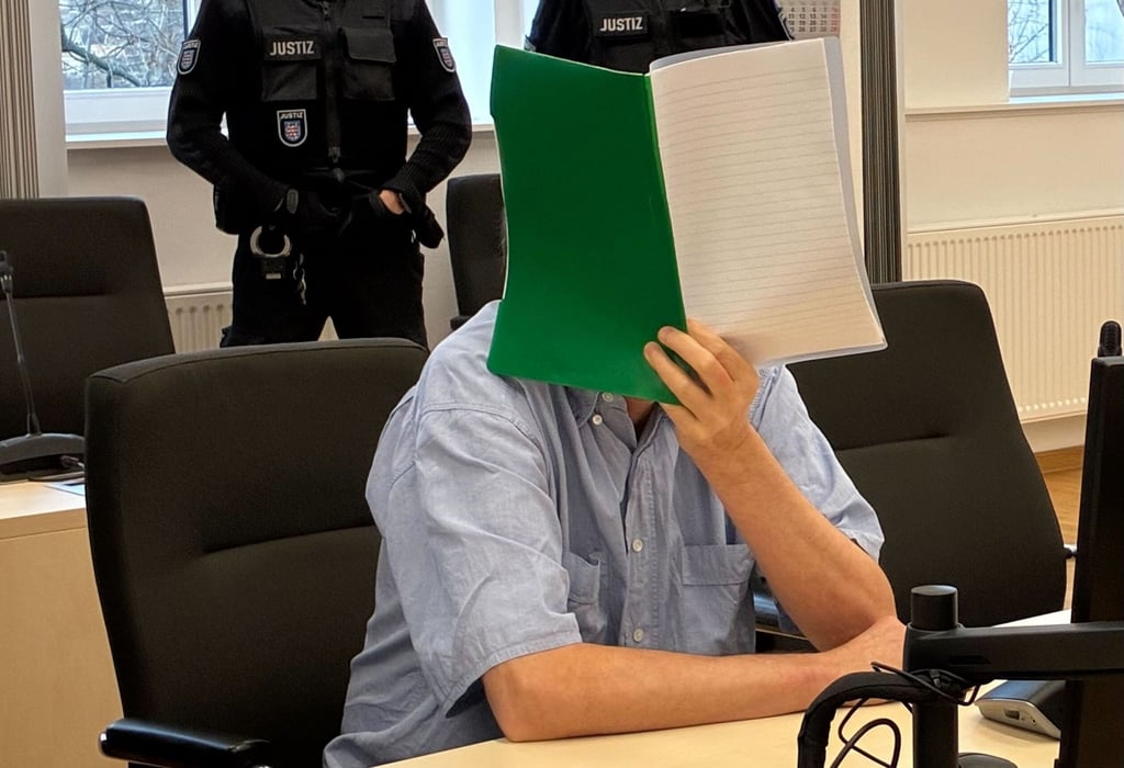 Der unter anderem wegen sexuellem Missbrauchs von Schülerinnen angeklagte Mann räumte die Vorwürfe gegen ihn weitgehend ein.