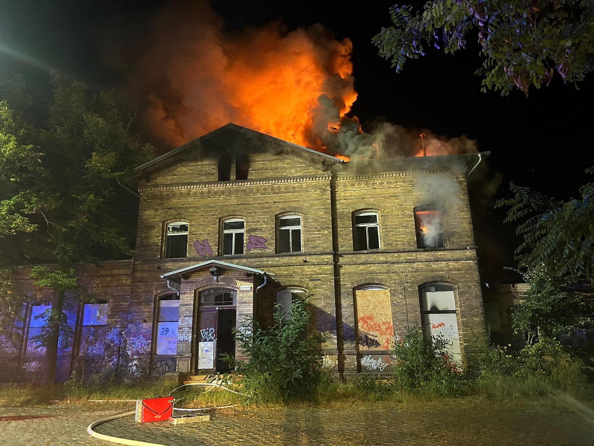 Brandserie in Anhalt-Bitterfeld: Haben Blaulichtreporter Feuer in Serie gelegt?