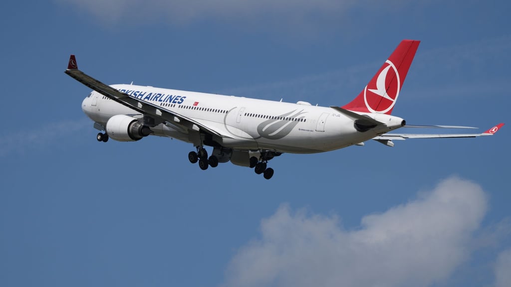 Eine Maschine von Turkish Airlines musste in Barcelona wegen einer "Gefahr an Bord" notlanden. (Archiv-Bild)