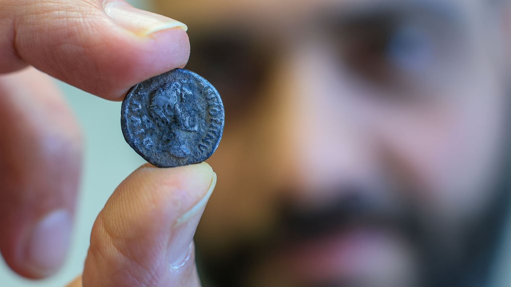 Bei den Ausgrabungen gefundene Münzen wie diese erlauben eine zeitliche Eingrenzung der Truppenbewegungen.