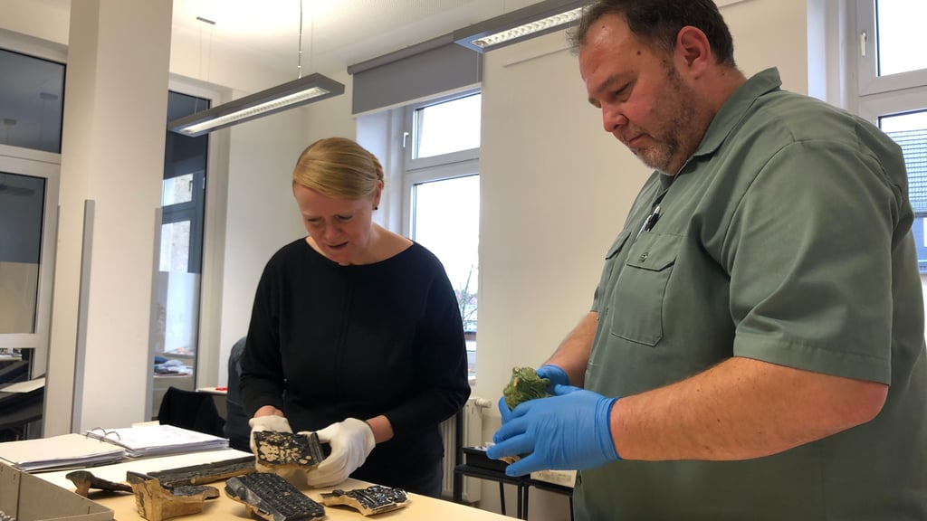 Museumsleiterin Uta Siebrecht und Sammlungsleiter Christian Müller legen die bei den Sanierungsarbeiten gefundenen Reste von prächtigen Renaissance-Kachelöfen bereit. Deren Platzierung in einer Vitrine im neuen Schlossmuseum in Quedlinburg soll dann durch die Einrichtungsgestalter vorbereitet werden.