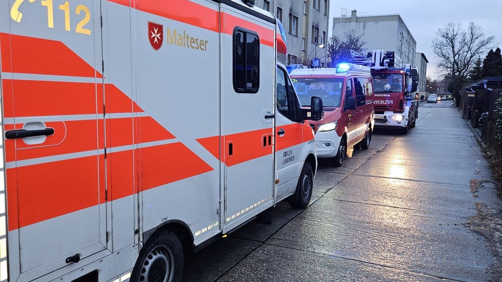 Die Freiwillige Feuerwehr Lützen und der Malteser Hilfsdienst rückten am Mittwochnachmittag zu einem Einsatz in der Lützener Martzschstraße aus.
