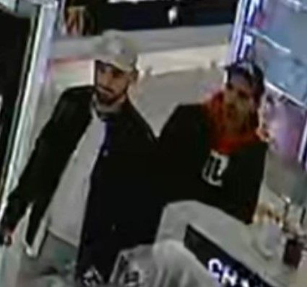 Diese beiden Männer werden verdächtigt, Parfüm in Halle gestohlen zu haben.