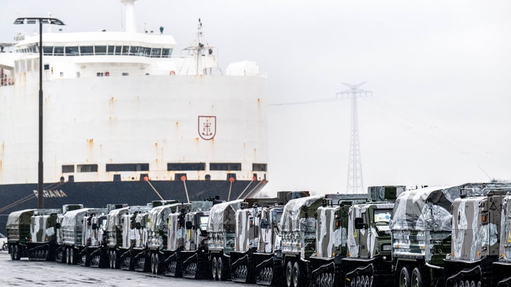 Der Seehafen von Emden dient dem Militärbündnis immer wieder als wichtiger Umschlagort für Material und Personal. (Archivbild)