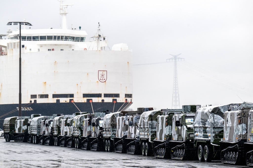 Der Seehafen von Emden dient dem Militärbündnis immer wieder als wichtiger Umschlagort für Material und Personal. (Archivbild)