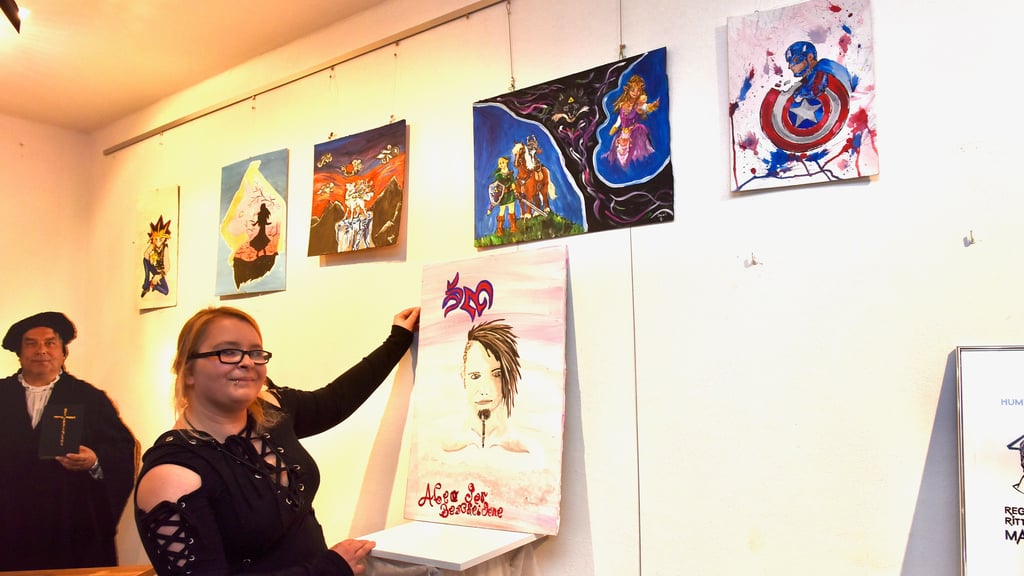 Sarah Göthling gibt in der Mansfelder Tourist-Information Einblicke in ihr Hobby. 