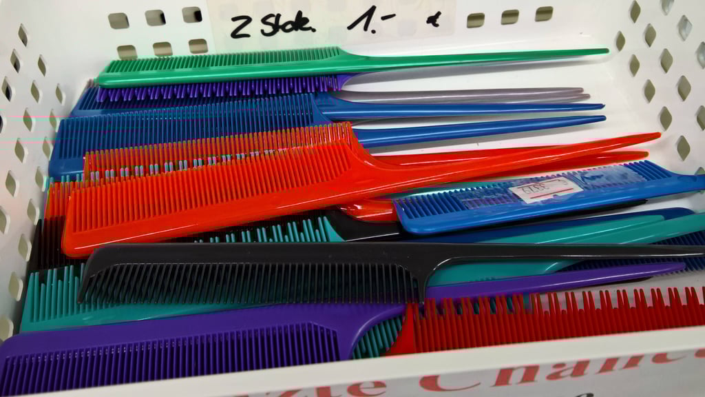 Der Plastikkamm war im Bad, in der Schultasche oder in der Jacke zu finden.