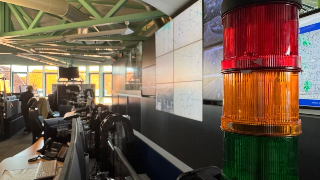 Die Verkehrsmanagementzentrale wurde 2005 als eine gemeinsame Initiative von Wirtschaftsministerium, Innenministerium und der Region Hannover ins Leben gerufen.