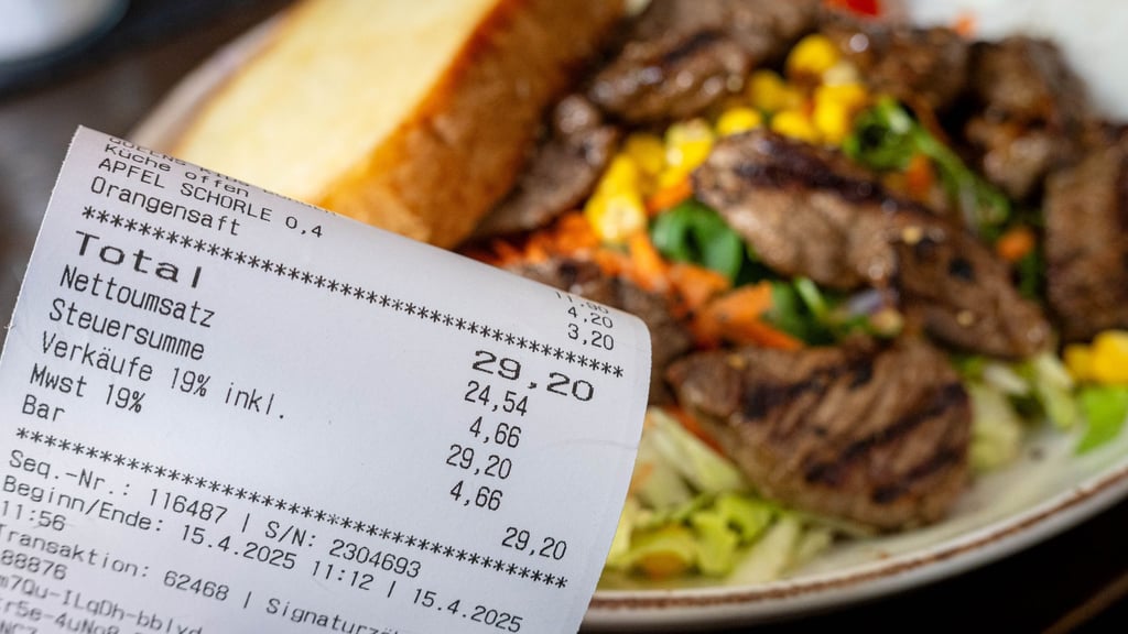 Trotz weiter hoher Preise wollen viele künftig öfter essen gehen. (Archivbild)