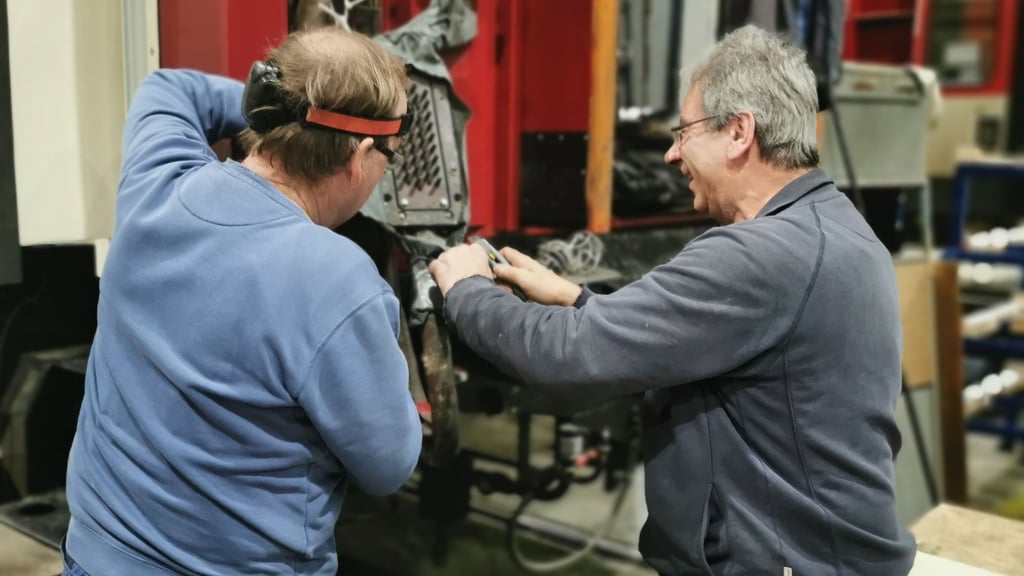 Chefelektriker Jörg Schramm (rechts) und ein Helfer kontrollieren die Steckverbindungen zwischen den SVT-Wagen.