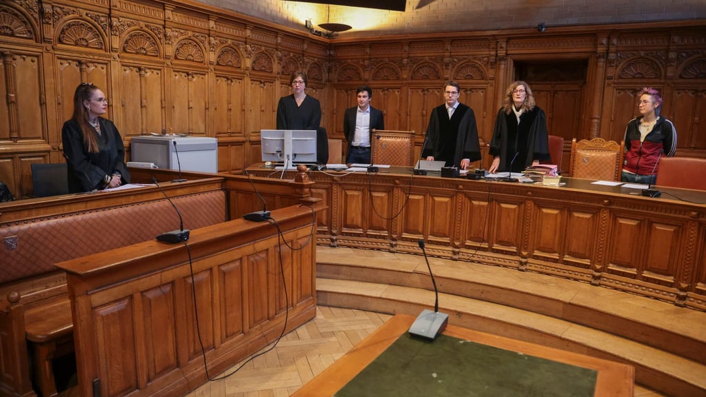 Der Angeklagte hat ein ärztliches Attest für seine Verhandlungsunfähigkeit vorgelegt.