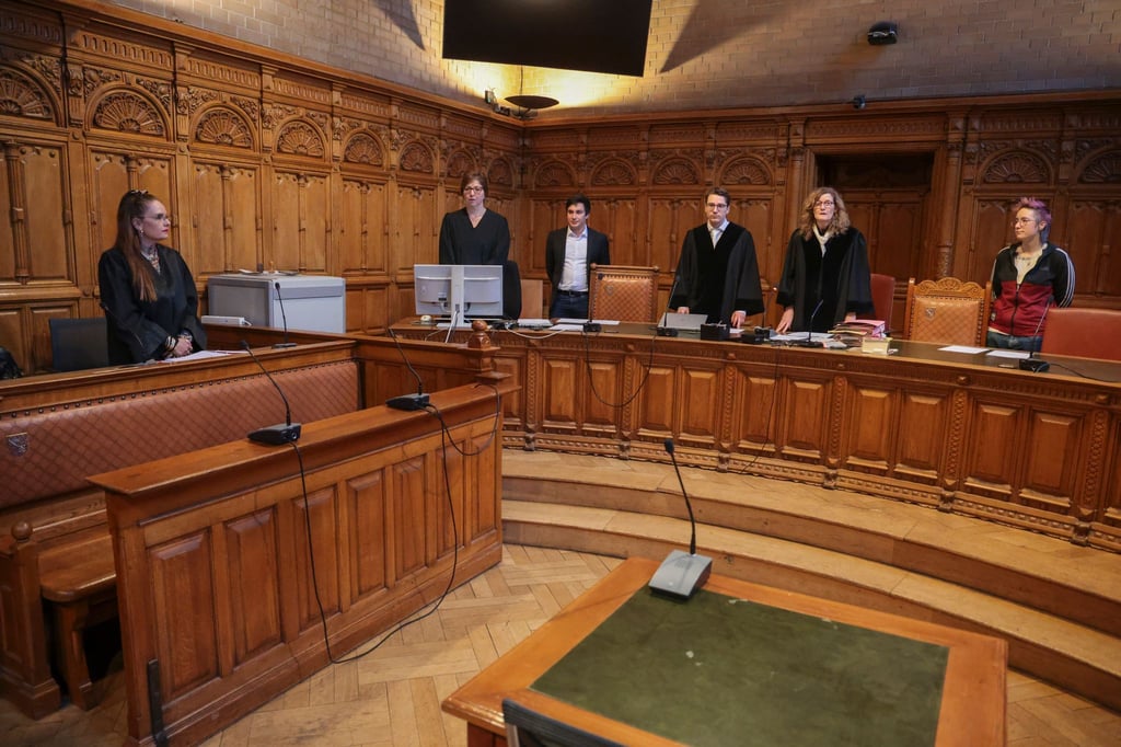 Der Angeklagte hat ein ärztliches Attest für seine Verhandlungsunfähigkeit vorgelegt.