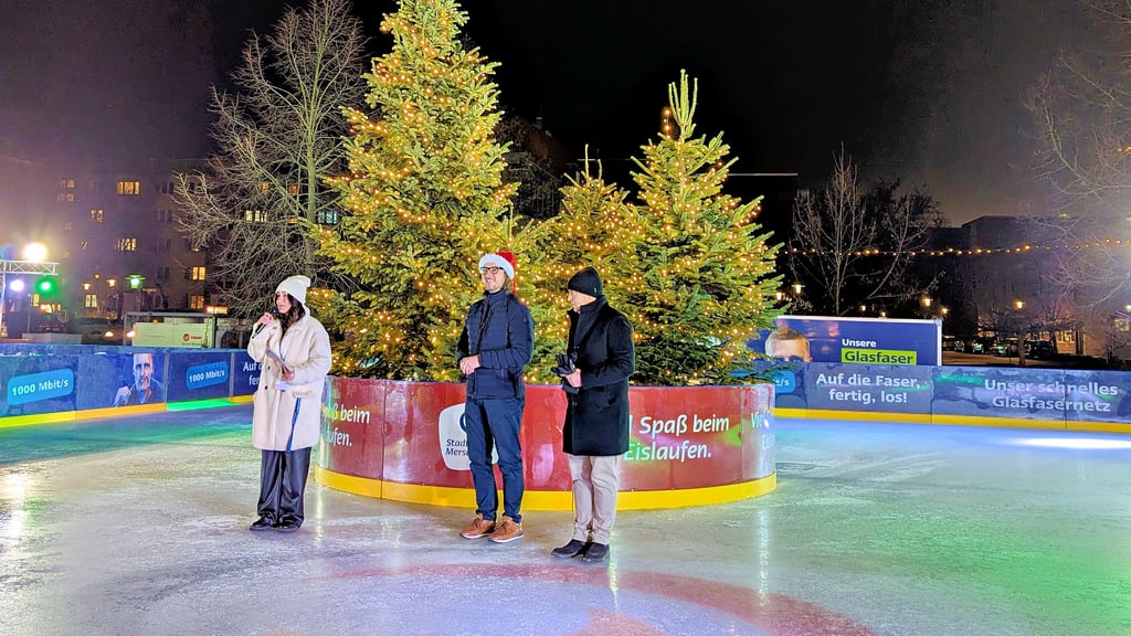 Am 5. Dezember wurde die Eislaufbahn auf dem Merseburger Markt von Vertretern der Stadtwerke Merseburg und von OB Sebastian Müller-Bahr eröffnet. 