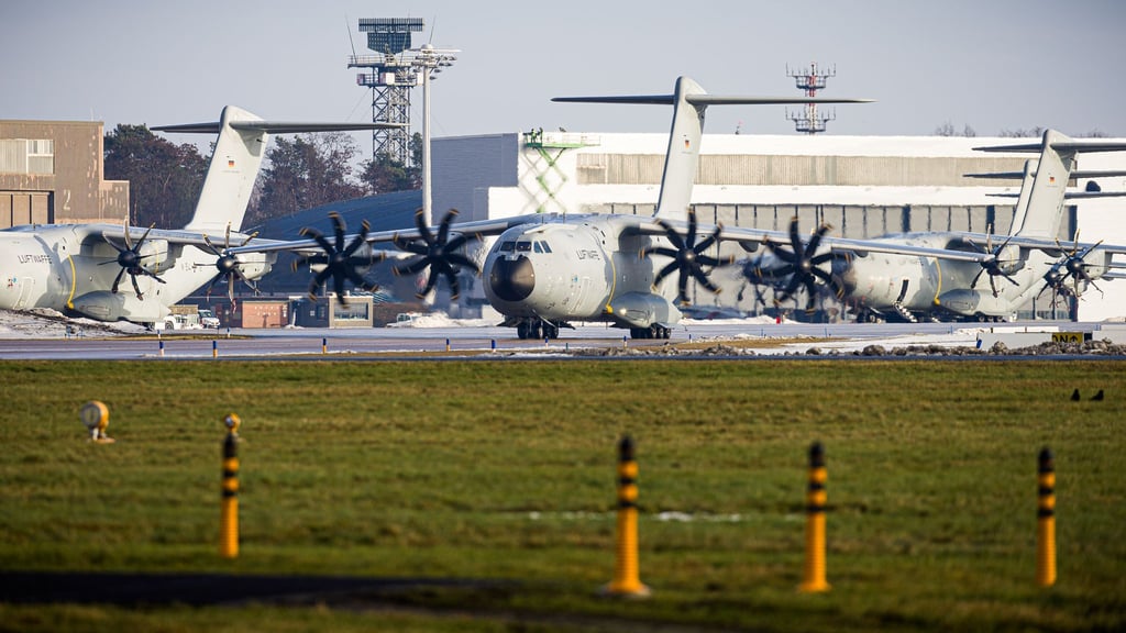 Ein Airbus A400M steht startbereit auf dem Fliegerhorst Wunstorf