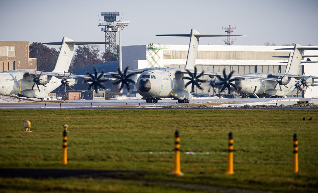 Ein Airbus A400M steht startbereit auf dem Fliegerhorst Wunstorf