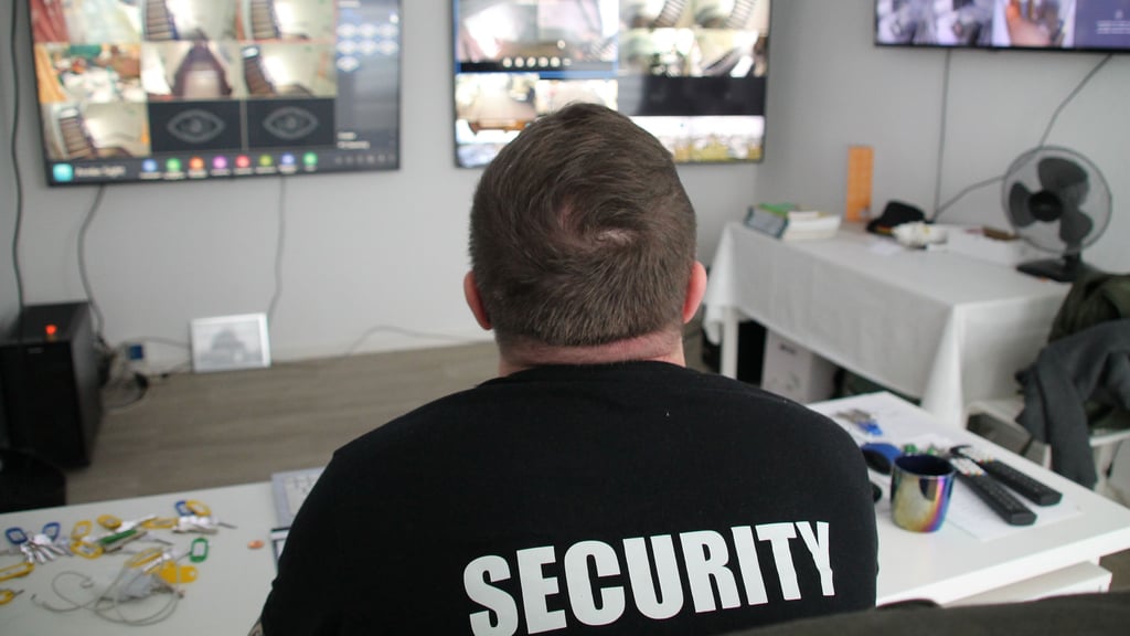 Ein Securitymann überwacht auf mehreren Monitoren die Flure, Treppenhäuser und Eingänge der Flüchtlingsunterkunft im Süden von Halle. Bewohner haben schwere Vorwürfe gegen Mitarbeiter des Betreibers erhoben.&nbsp;&nbsp;