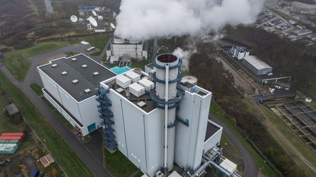 Dampf steigt aus der Kühlung eines Gaskraftwerkes in Hürth. (Archivbild)