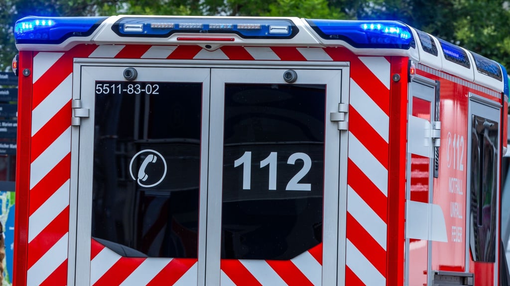 Rettungskräfte versorgten die drei Verunglückten. (Symbolbild)