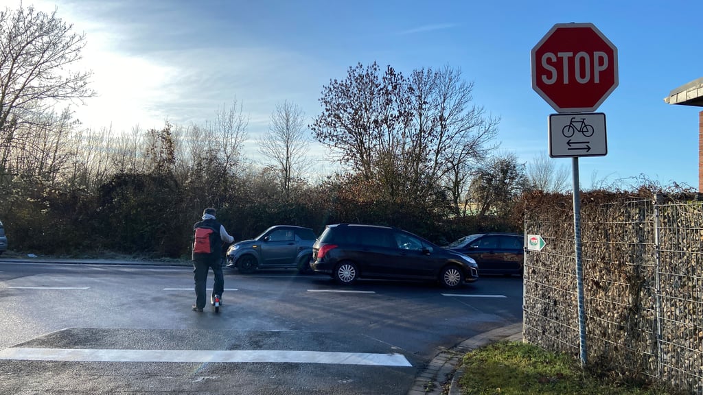 Ein Blick auf die Kreuzung Gübser Weg und Leineweberstraße in Magdeburg. In einem Antrag fordert die Fraktion CDU/FDP die Stadt auf, zu prüfen, inwieweit die Sicherheitsmaßnahmen gerade für Fahrradfahrer verbessert werden können.