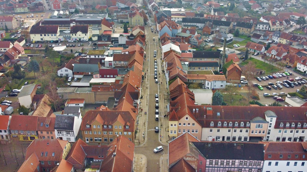 In der Breiten Straße in Osterburg fordert der Bürgerrat neue Regeln fürs Parken.